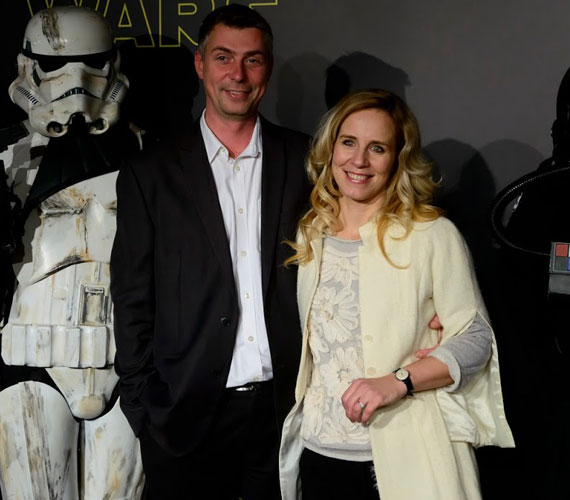 
                        	A Star Wars: Az ébredő Erő a premiereken ritkán látott Pataki Zita, az RTL Klub időjósa is  megjelent, méghozzá férjével.