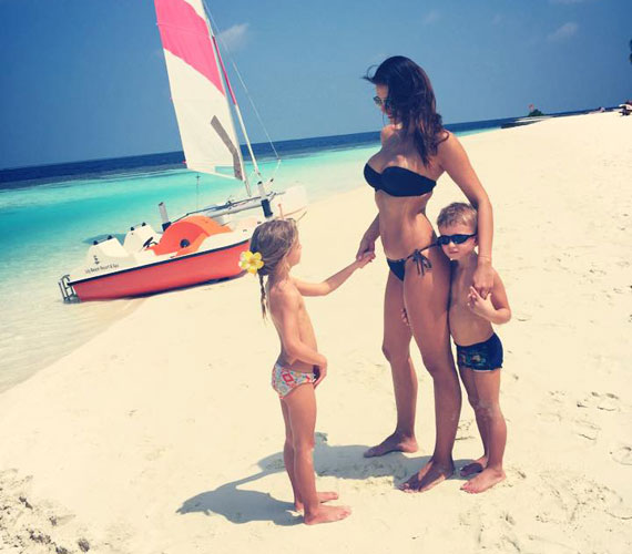 	Hajdú Péter, a TV2 Frizbi című műsorának házigazdája a Maldív-szigeteken nyaralt családjával, ahonnan számos fotót tett ki a Facebook-oldalára, főként bikinis feleségéről - utóbbiért osztották is rendesen a kommentelők.