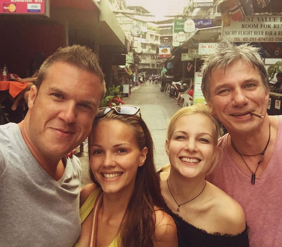 
                        	Várkonyi Andrea, a Tények híradósa és rádiós párja, Bochkor Gábor a kislányukkal együtt Bangkokban nyaraltak, amikor összefutottak Kasza Tibivel, a SuperTV2 műsorvezetőjével és annak barátnőjével.