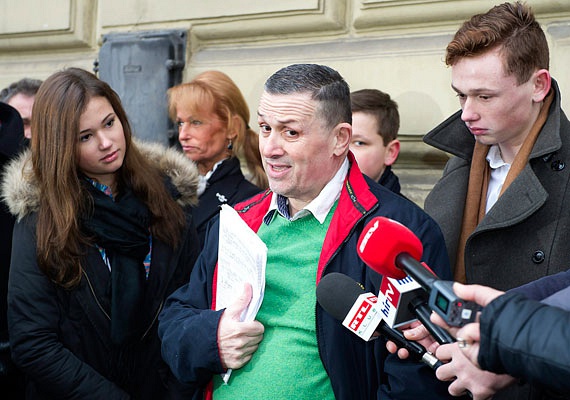 
                        	Galambos Lajost újságírók hada várta a székesfehérvári büntetés-végrehajtási intézet előtt, ahonnan január 24-én engedték ki. Négy hónappal korábban tartóztatták le, de a bíróság az ügyészi indítványt elutasítva nem hosszabbította meg előzetes letartóztatását.