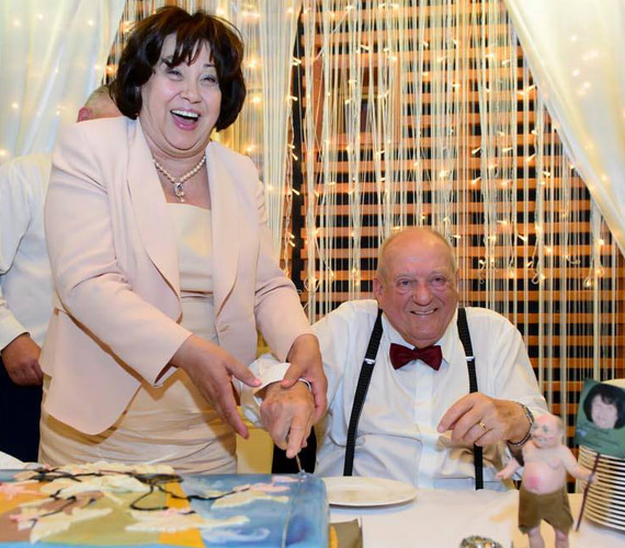 	Klapka György június 20-án nősült. A 85 éves üzletember ötödszörre mondta ki az igent egy polgári szertartás keretében, míg a lagzit 60 fős vendégsereggel egy budai villában két nappal később tartották. Még több fotó itt »