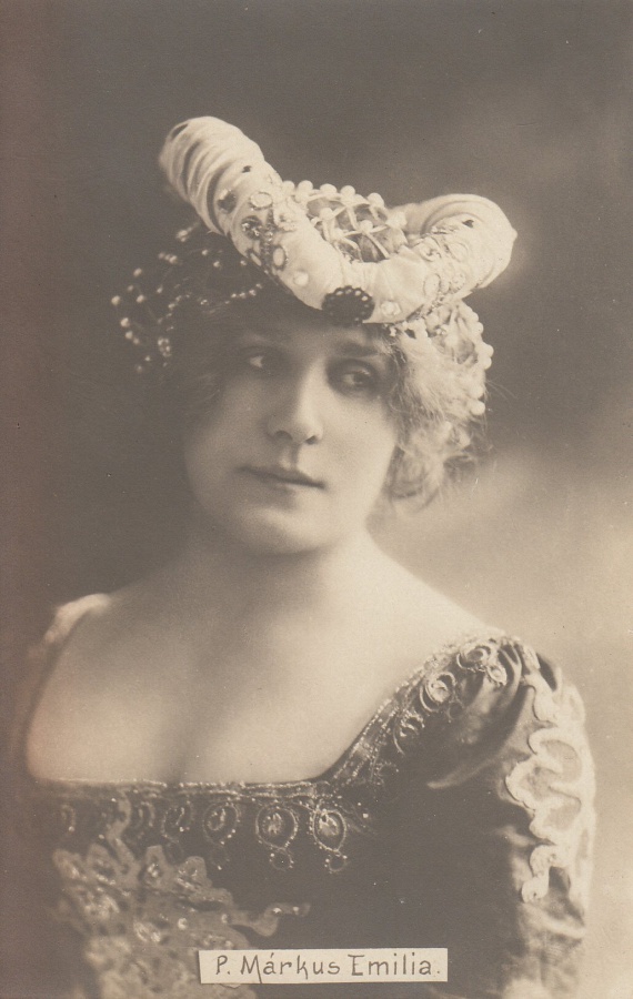 
                        	Márkus Emília a 19. század végének és a 20. század első felének legendás magyar színésznője volt, aki a színpadra lépve már kamaszkorában meghódította a közönséget - 17 évesen például eljátszotta Júliát Shakespeare darabjában. Az egész ország imádta, rajongói a Szőke csodának becézték. Hosszú pályafutás és sikerekben gazdag élet adatott meg neki, halála előtt két évvel például Ady-verseket szavalt a Vígszínházban. 1949. december 24-én hunyt el 89 éves korában.