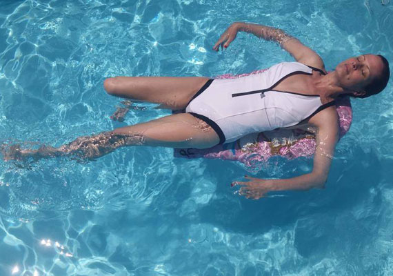 	A 41 éves Dobó Kata pár hete a kánikulában úgy döntött, inkább a medencében hűsöl. neki nem kell azon gondolkodnia, vajon a fehér kövérít-e.