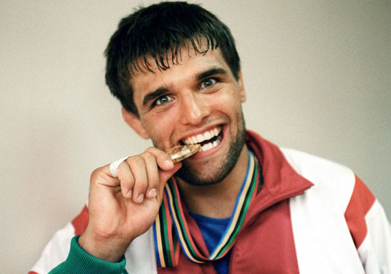 	Farkas Pétert, az 1992-es barcelonai olimpia aranyérmes kötöttfogású birkózóját nagy mennyiségű kábítószer termesztése miatt 2009. december 12-én ítélte a bíróság hét év fegyházbüntetésre. Eredetileg öt évet szántak volna neki, de mivel megszökött, súlyosbították büntetését. 2014 augusztusában szabadult.	 