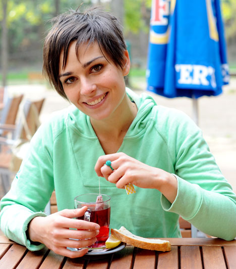  	Legerszki Krisztina  	A TV2 Jóban Rosszban című sorozatának színésznője 2012 novemberében jelent meg először Pataky Ádám oldalán, aki hat évvel fiatalabb nála, és a Gór Nagy Mária Színitanoda növendékeként már ismerték egymást korábbról.
