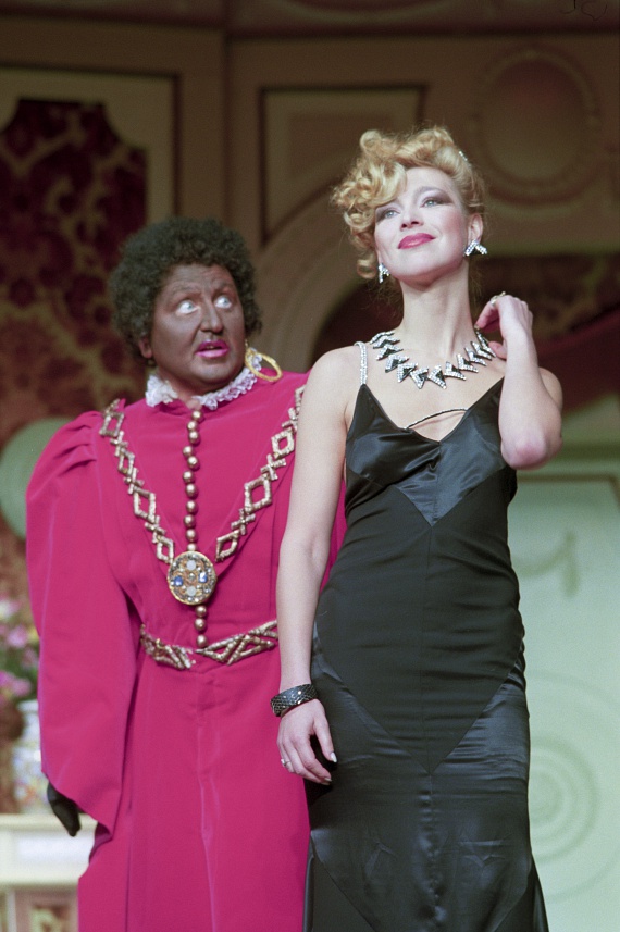 	Ez a felvétel 1990-ben készült Nyertes Zsuzsáról, amikor 32 éves volt. A Vegyes-páros című vígjátékban többek között Mikó István oldalán lépett színpadra.