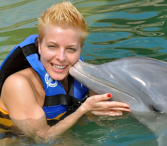 	Tatár Csilla egyik legboldogabb pillanata volt, amikor megsimogathatott egy delfint. A sztár víztől áztatott arca makulátlan.
