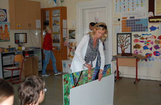 Kravalik Brigitta, a MUS-E koordinátora elővarázsolja a gyerekek által festett képet