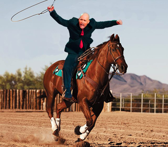 	DopeMan remekül mutat egy ló hátán, lasszóval a kezében.