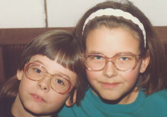 	A ma már nagyon csinos testvérpár mindkét tagja szemüveges kislány volt a suliban - a vastag keretek láttán nem csoda, ha nem szívesen viselték az okulárét. 