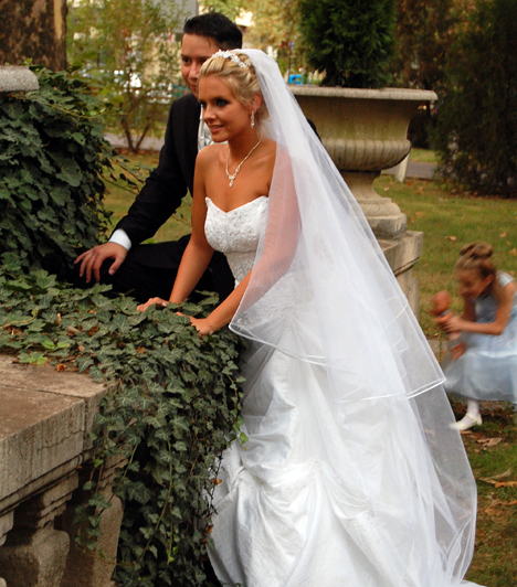  	Tündéri vendégek  	2009. szeptember 12-én a közel 200 fős lagzin rengeteg aprónép szaladgált, az esküvői képeken is felbukkan egy-két lurkó a háttérben.  	Kapcsolódó képgaléria: 	Magyar sztárok esküvői fotói »