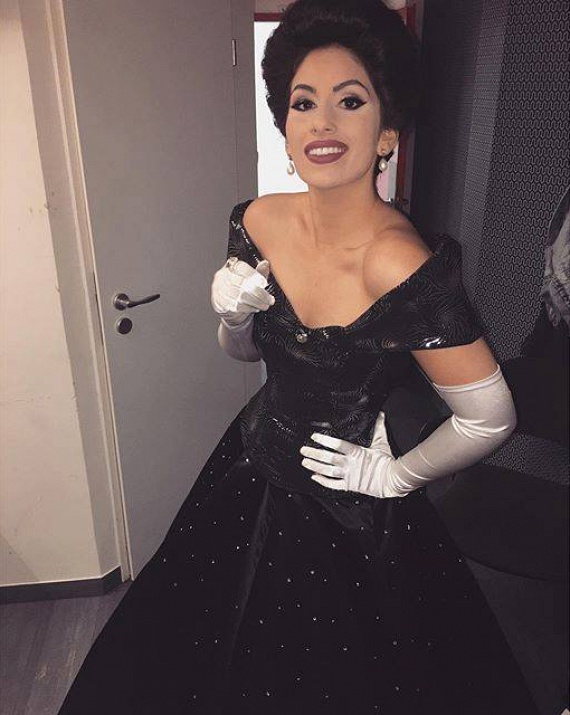 	Radics Gigi a Sztárban Sztár egyik októberi adásában a legendás Maria Callas operaénekesnőt idézte meg ebben a gyönyörű estélyiben.
