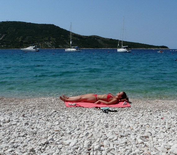 	Az M1 műsorvezetője tűzpiros bikinijében a horvát tengerparton is feltűnő jelenség volt.