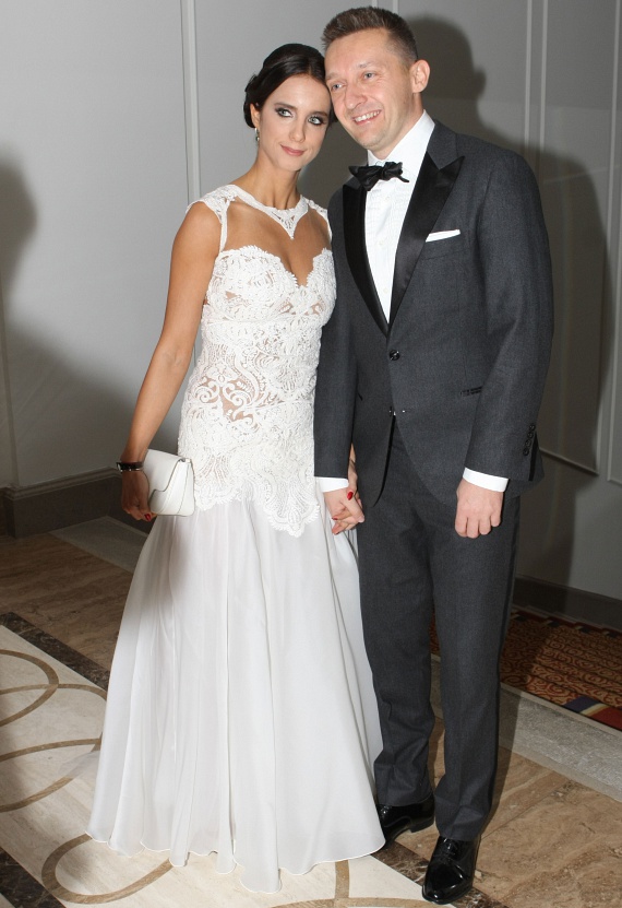 	Rogán Antal felesége a Bélavári Zita Couture-Esküvői és alkalmi ruhaszalonból választott magának estélyi ruhát.