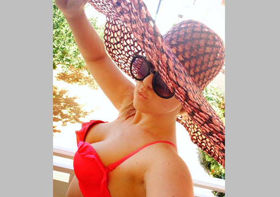	Tolvai Reni jelenleg Krétán nyaral párjával, Kállay-Saunders Andrással, onnan posztolta ezt a merész bikinis képet.