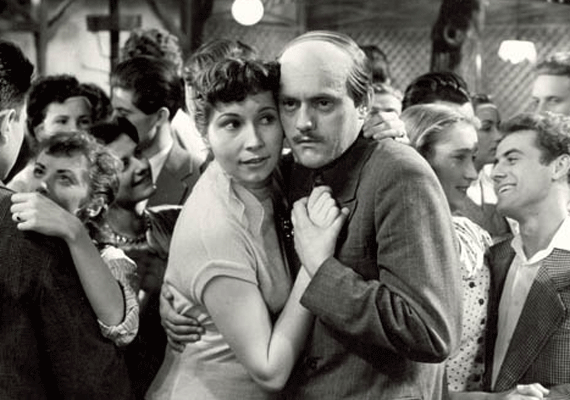 	Egy pikoló világos című első játékfilmjében, 1955-ben, amelyben Gizust alakította. Olyan nagy nevekkel játszhatott együtt ebben, mint Bitskey Tibor vagy Ruttkai Éva.
