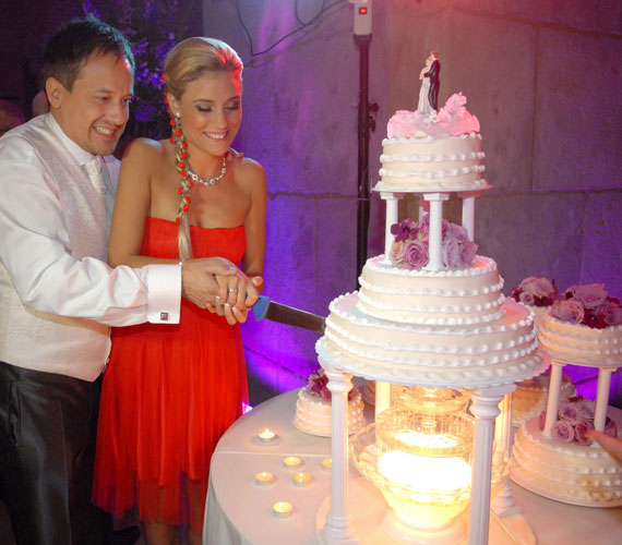 	A színésznő az esküvői tortán természetesen már pirosban szelte fel a lagzin.