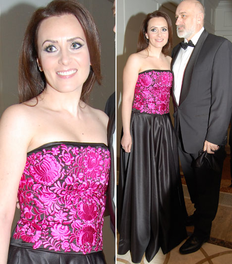 
                        	Csézy
                        	Az énekesnő a saját maga által fémjelzett Csézy Collection egy fekete, pink matyó hímzésű ruhájában vett részt a gálán.