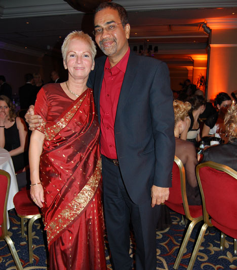 	Joshi Barat és felesége	Joshi Barat piros inget húzott, ami jól illett felesége hasonló színben pompázó indiai szárijához.	Kapcsolódó cikk:	Évek óta súlyos betegségben szenvedett! Indiában elhunyt Joshi Bharat édesanyja »