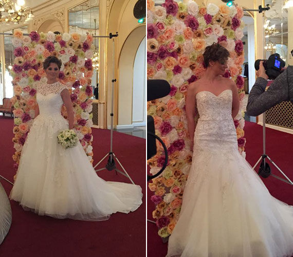 	Szinetár Dórán mindkét fazonú menyasszonyi ruha remekül áll, meseszép volt a rózsafal előtti fotózáson.