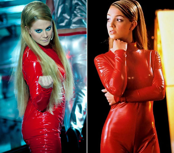	Az első adásban Britney Spearsként annak híres piros latex kezeslábasában kellett bizonyítania rátermettségét. 