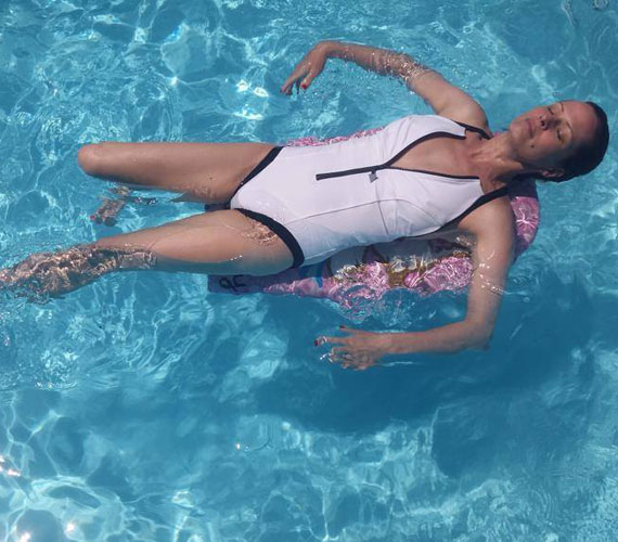 
                        	Dobó Kata júniusban ezzel az úszódeszkán lebegős, fürdőruhás fotóval kápráztatta el közösségi oldalán a rajongóit