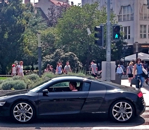
                        	Augusztus végén a 444 hozta le azt a fotót, amin Vajna Tímea egy Audi R8-as kocsiban ülve éppen a mobilját nyomkodja, és szemmel láthatóan nem zavarja, hogy a zebrán áll, miközben a gyalogosoknak zöldet mutat a lámpa. Luxusjárgány és szabálytalanság - ez nagyon felbőszítette az embereket.