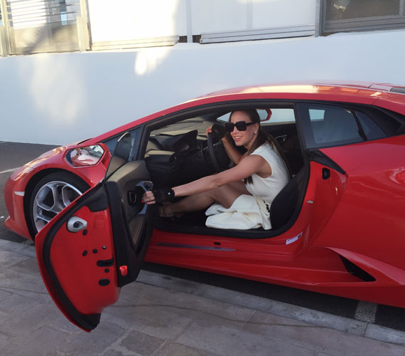 	A 32 éves sztárfeleség a cannes-i filmfesztivál idején sok férfi szívét fájdította ezzel a fotóval, amikor kipróbálhatott egy szupergyors Lamborghinit.