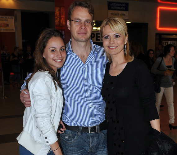 	Bényi Ildikó, a Kívánságkosár és az Önök kérték műsorvezetője a Felcsípve című film premierjén lányával és férjével, akivel 2013 májusában házasodtak össze.