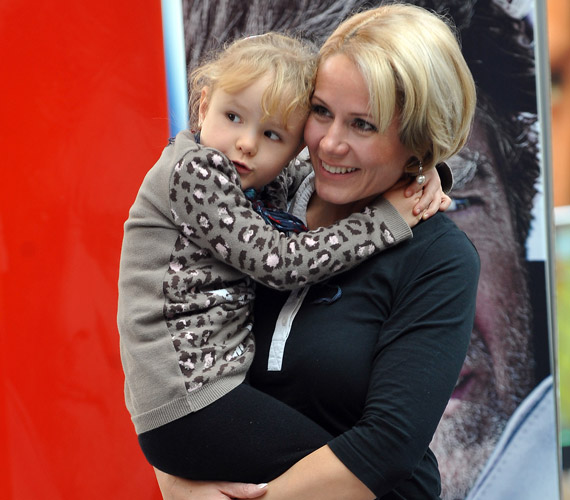 	Jegyes-Tóth Kriszta, az MTVA műsorvezetője ötéves kislányával, Eszterrel vett részt a Csillaghercegnő bemutatóján.