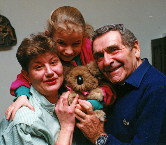 	A 2013 májusában elhunyt Bárdy György, az Egri csillagok felejthetetlen Jumurdzsákja 64 éves volt, amikor 1985-ben megszületett egyetlen gyermeke, Anna. Második feleségét, a nála 32 évvel fiatalabb Lévay Mariannt 60 évesen ismerte meg.