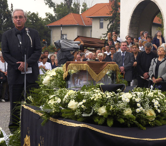 	A Szomszédok közkedvelt szereplőjét, mindenki Taki bácsiját, Zenthe Ferencet a temetésen Huszti Péter búcsúztatta kollégái nevében.