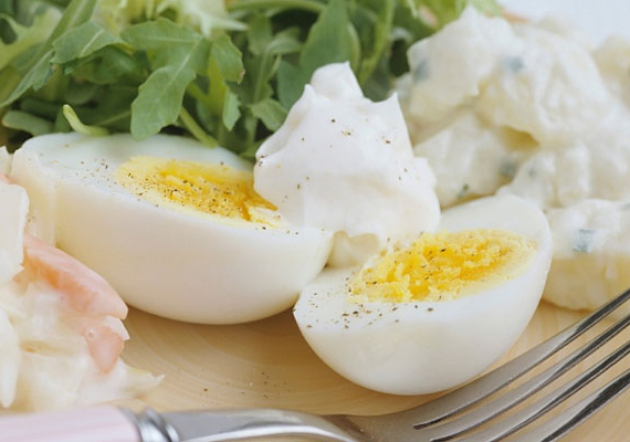 
                        	A tojássaláta is egy laktató étel, amely lehet hús mellé köret, illetve egy zöld salátával főfogás. Ha diétásan szeretnéd elkészíteni, akkor használj zsírszegény tejfölt és majonézt. A receptet ide kattintva találod!