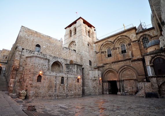 	Íme, a Szent Sír-templom Jeruzsálem óvárosában, amelyről feltételezik, hogy a keresztrefeszítés helyszínén épült. A szentély székhelye a jeruzsálemi görög-katolikus pátriárkának és jeruzsálemi katolikus érseknek is, valamint a turisták egyik kedvenc célpontja.
