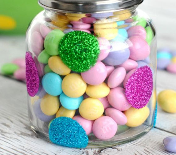 	Nagy örömet szerezhetsz a gyerekeknek, ha a befőttesüveget színes cukorkákkal vagy más általuk kedvelt édességgel töltöd meg.