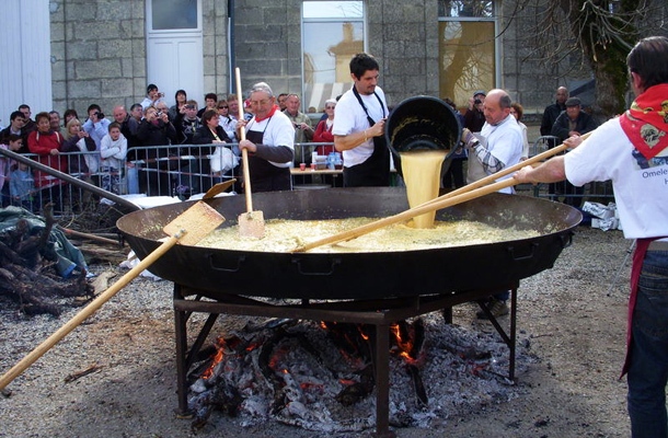 Készül a franciák óriási omlettje