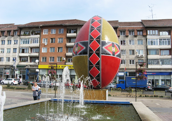 	Szintén Romániában, Suceava megyében díszítették fel a világ legnagyobb hímes tojását, ami a maga hétméteres magasságával és közel ötméteres szélességével tényleg egyedülálló látvány. Még azok is a csodájára járnak, akik nem ünneplik a húsvétot.