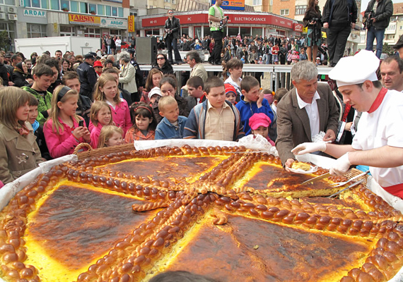 	A romániai Radauti városának főterén készítették el a világ legnagyobb pászkáját. A zsidó finomság tíz centi magas volt, és 170 kilogrammot nyomott.