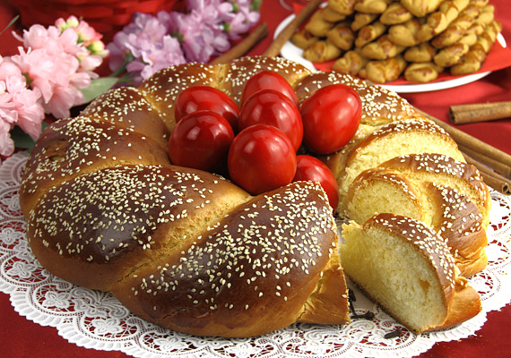 	A tsoureki a görögök húsvéti kalácsa, itt az ideje, hogy te is megkóstold. A receptet itt találod! »