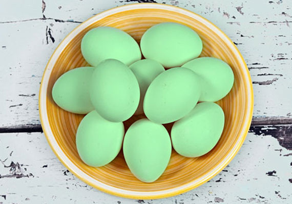 
                        	A tojások zöldre festéséhez tökéletes a spenót, ráadásul a mélyhűtött verziót is használhatod. A leveleket vágd apróra, és öntsd fel vízzel, hogy ellepje. Itt is körülbelül fél óráig főzd, ha kihűlt, tedd bele a tojásokat. Áztasd addig, amíg a tojások szép zöld árnyalatotot kapnak.