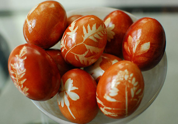 	A vöröshagyma segítségével gyönyörű vörösbarna tojásokat készíthetsz. Szedd le néhány darabnak a héját, majd engedd fel kevés vízzel. Körülbelül fél órán át főzd, hogy jól kiengedhesse a festékanyagot. Végül helyezd bele a tojásokat, és főzd tovább, amíg a kívánt árnyalatot kapod.