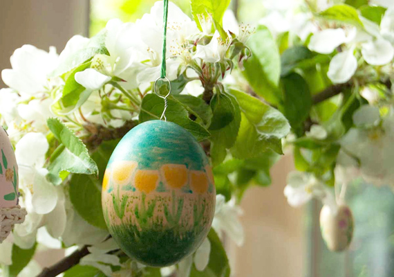 	Ha a felső ajtófélfára virágfüzért tűzöl, akkor azt bármilyen dekoráciával elláthatod, többek között hímes tojásokkal is.