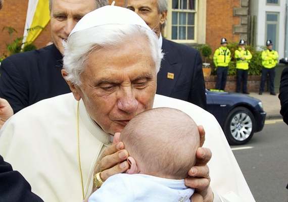 	Szerencsés gyermek, ilyen pici korban máris egy pápa áldását tudhatja magán.