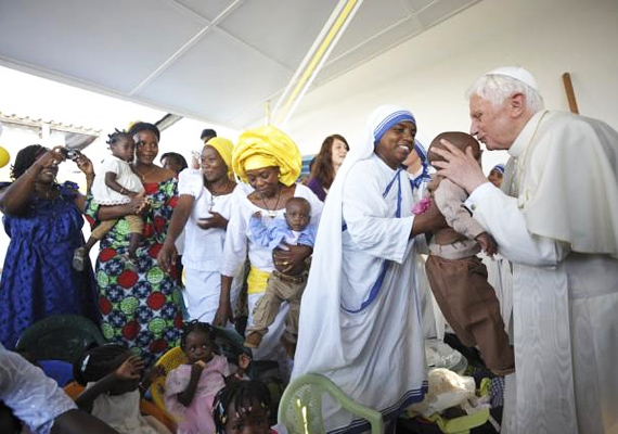 	Benedek pápa 2011-es afrikai látogatása során sok kisgyereket megáldott. Az anyák szinte sorban álltak azért, hogy az egyházfő elé járulhassanak csemetéikkel.
