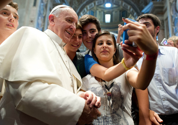 	Ha arról van szó, az egyházfő szívesen pózol fiatalokkal egy selfie erejéig.