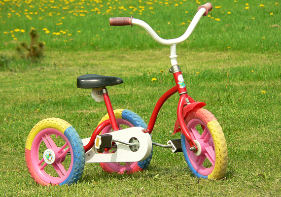 	A színes, borulásgátlós, pótkerekes biciklivel bárki az aszfalt ördöge lehetett.