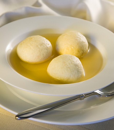 Maceszgombóc-levesA zsidók egyik tradicionális étele a maceszgombócból készült leves. Titka, hogy a gombócokhoz kizárólag libazsírt és pászkát használnak, valamint szerecsendióval ízesítik.