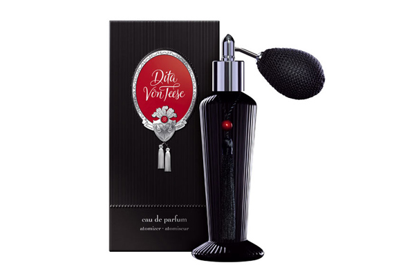 
                        	Dita von Teese a nevével fémjelzett parfüm gyártásakor is a nőiességre helyezte a hangsúlyt, ezért a virágos illatokat orientális-fás aromákkal keverte. Az erős, már-már füstös illathoz körülbelül 5600 forintért juthatsz hozzá.