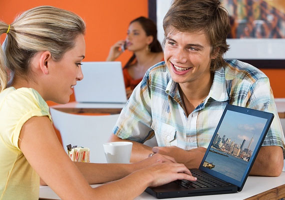 	Ha egyedül ülsz le egy kávézóban a laptopoddal, biztos, hogy magadra vonod valakinek a figyelmét.