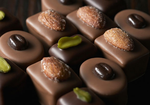 	A csokoládéban található vegyületek ahhoz hasonlítanak, melyet az agy szerelmes állapotában termel.